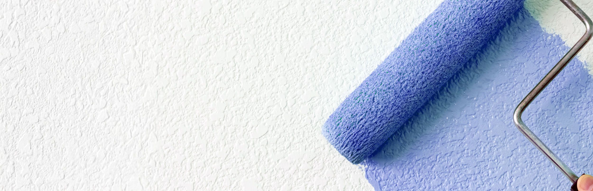 Farbrolle mit blauer Farbe